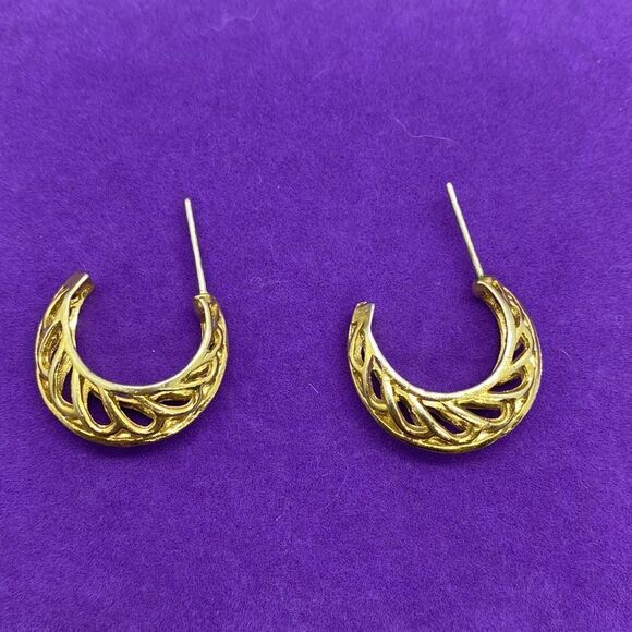 💛 Gold Tone Crescent Hoop Earrings - Picture 2 of 4